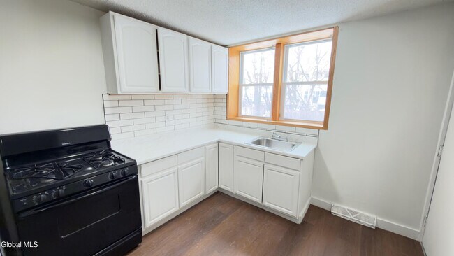 Foto del edificio - 3132 6th Ave