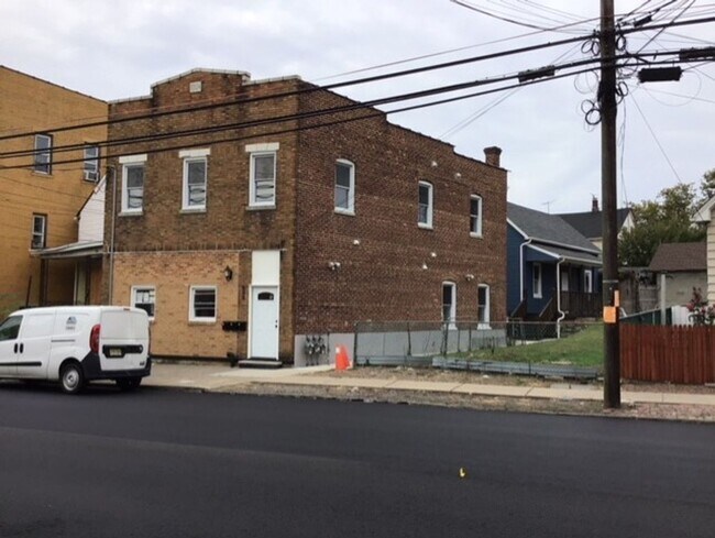 Building Photo - 688 State St