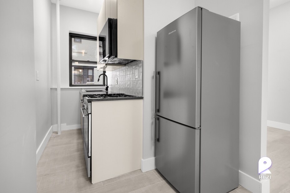 Foto principal - 305 E 75th St