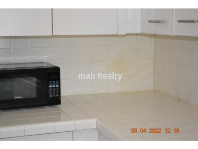 Building Photo - Electric, water, gas included in rent
