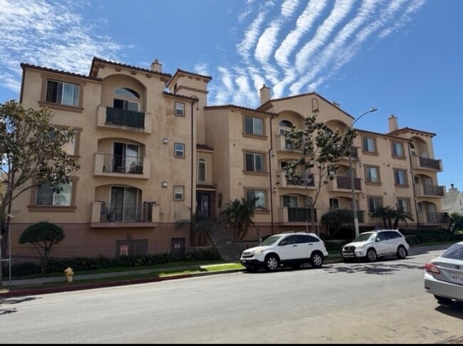 Building Photo - 5132 W Maplewood Ave