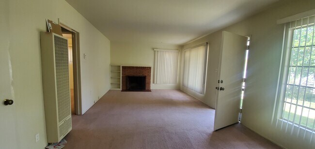 Foto del edificio - 893 W Huntington Dr