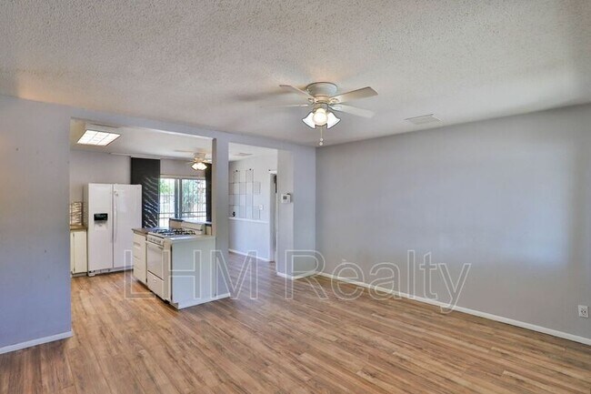Building Photo - 2108 W Laurel Ln