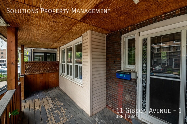 Building Photo - **Beautifully updated 3 Bedroom Unit Centr...
