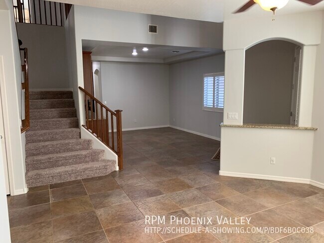 Building Photo - Gorgeous Updated 5-bed /3 Bath in Trailsid...