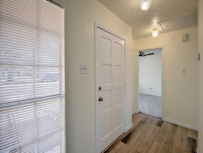 Foto del edificio - 1934 Feather Ridge Dr