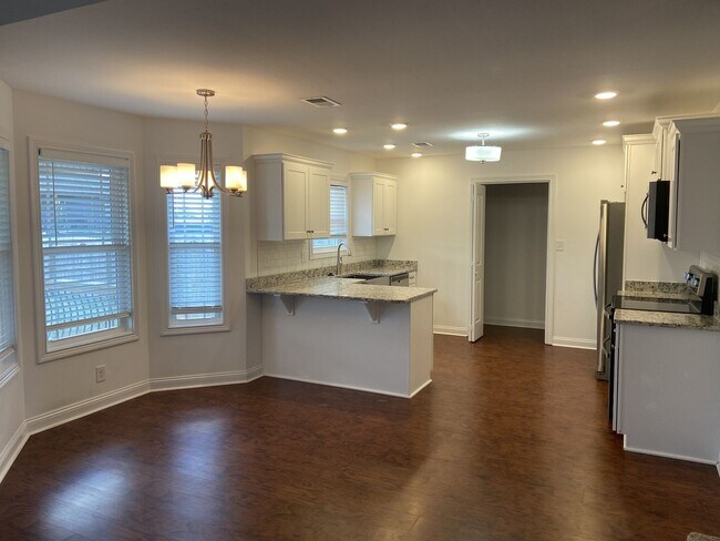 Foto del edificio - 4 bed, 3 bath, under $1900  Wow.