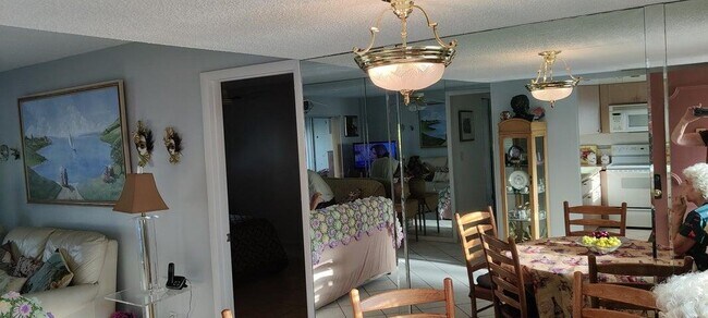 Building Photo - 715 Lori Dr