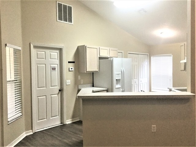 Foto del edificio - 2042 Black Hawk St