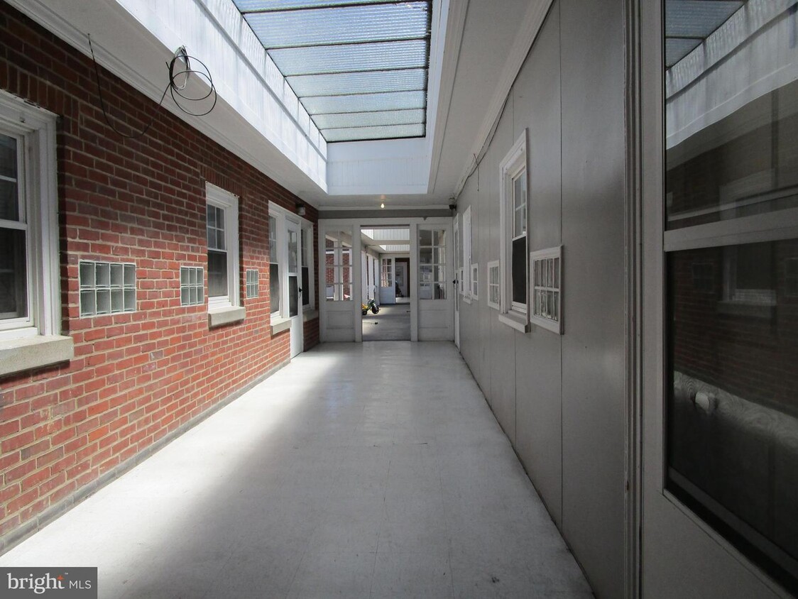 Primary Photo - 385 E King St