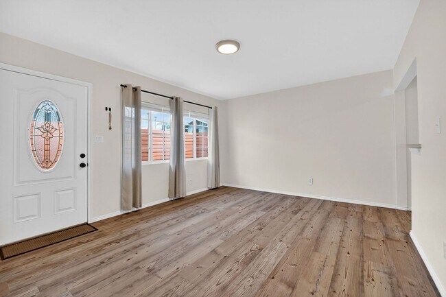 Foto del edificio - Remodeled spacious 2 bedroom, 1 bathroom unit now available!