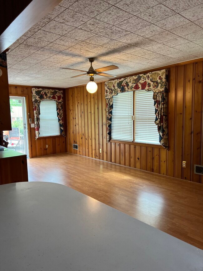 Él - 1202 State Rd S-21-1470