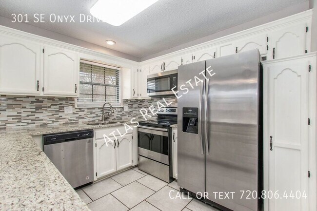 Foto del edificio - Rare Lee's Summit home available! Soaring ...
