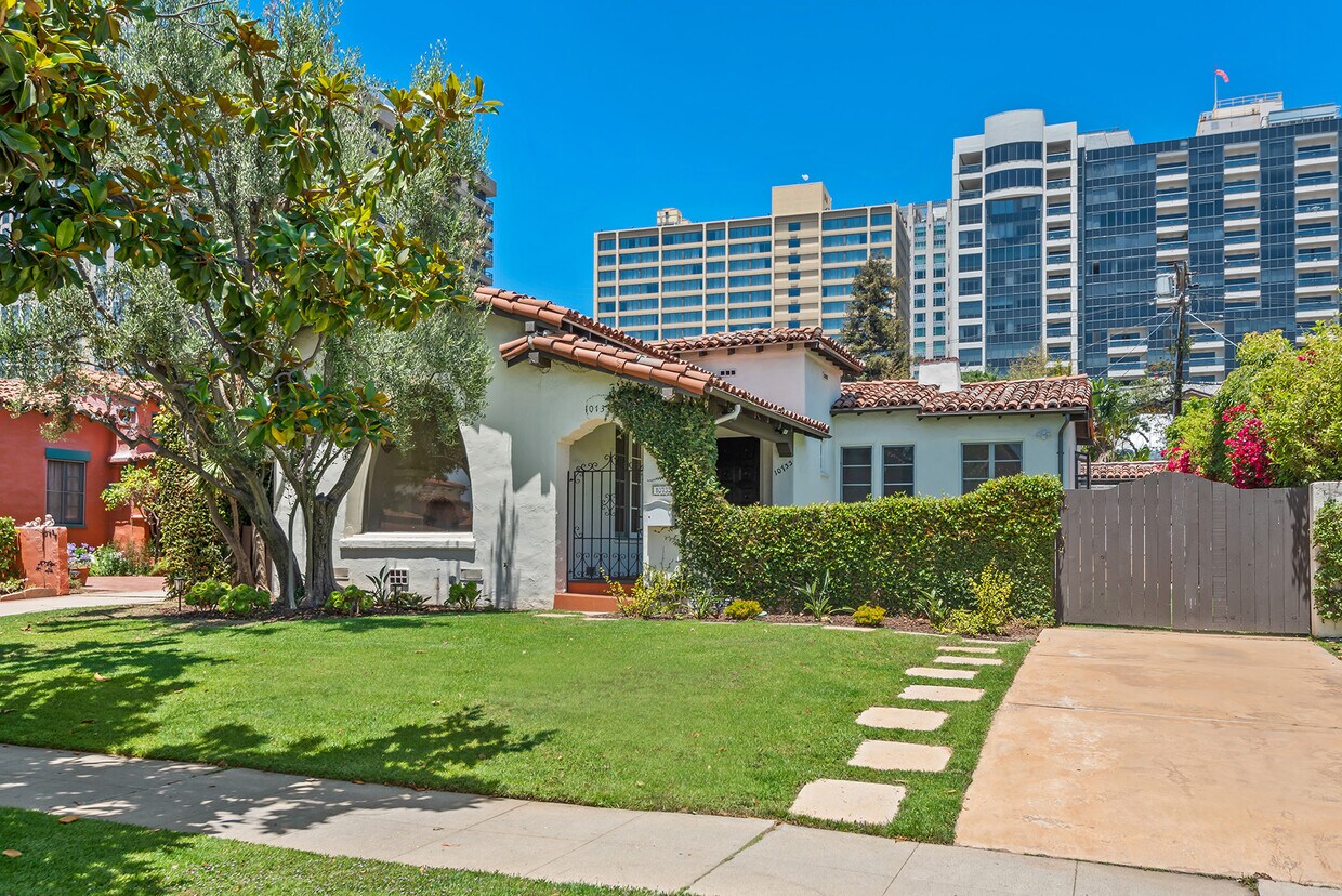 Foto principal - 10733 Wellworth Ave