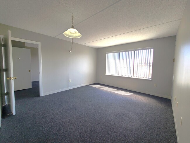 Foto del edificio - 65 North Point Dr