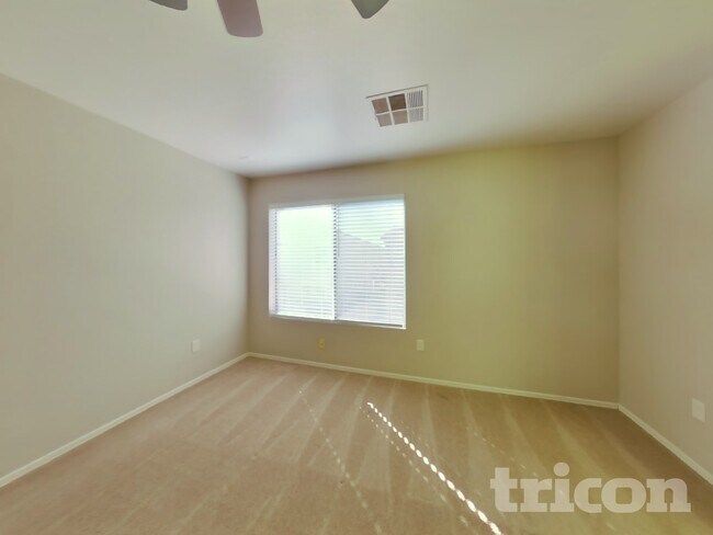 Foto del edificio - 3921 W Irwin Ave