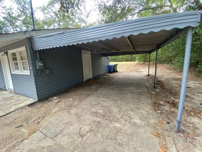 Building Photo - **ON HOLD**3 Bedroom / 1 Bathroom Home for...