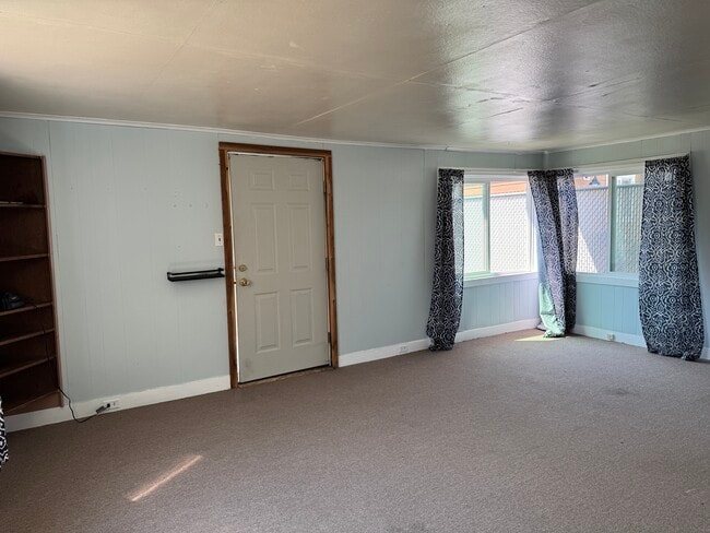 Livingroom - 727 Thomsen Ave