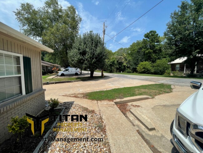 Foto del edificio - 2 Bed/2 Bath End Unit Apartment