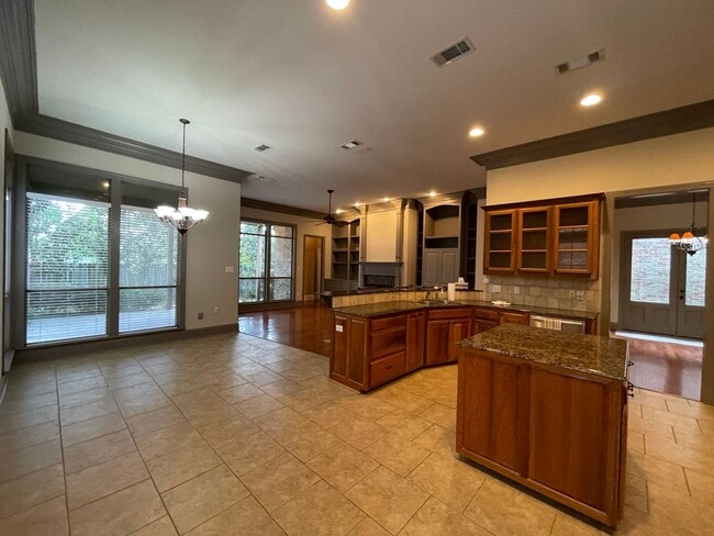 Building Photo - Inviting 3 Bed, 2 Bath Home in Lakeshore G...