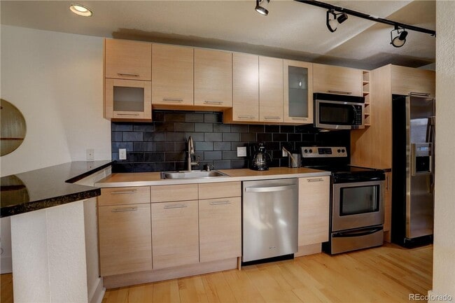 Building Photo - LOCATION LOCATION!! Open and spacious corner unit that offers abundant natural light and is conve...