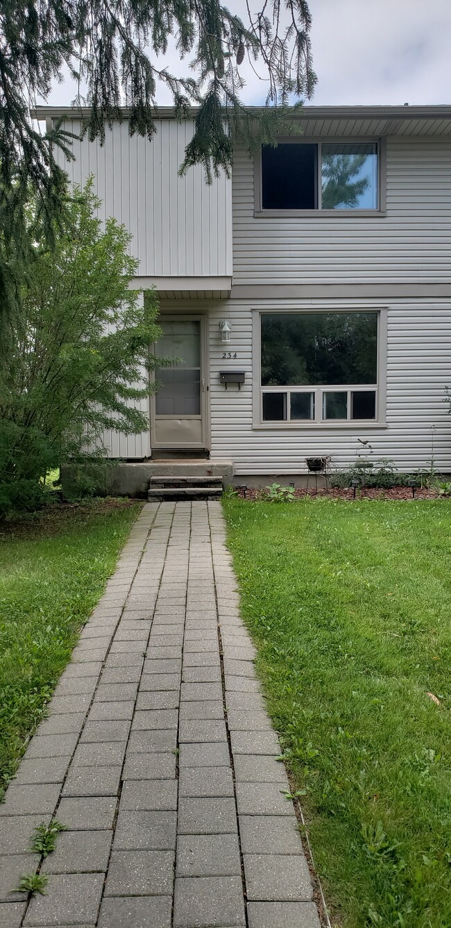 Building Photo - 234 Monmore Rd