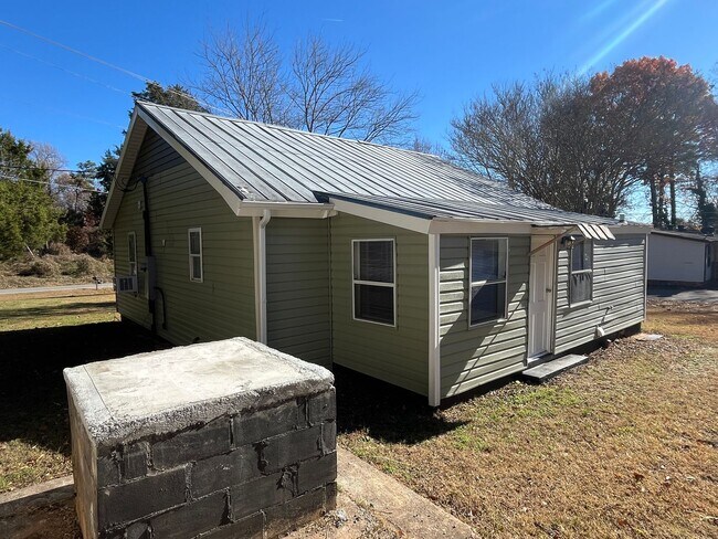 Foto del edificio - Cozy 2-Bedroom, 1-Bathroom Home