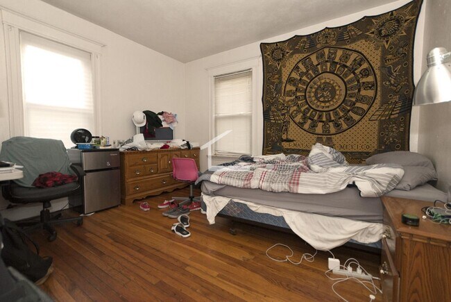 Building Photo - Great 3 bedroom close to BU and the green line