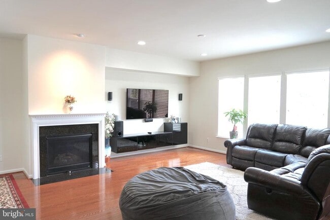 Building Photo - 42404 Grahams Stable Square