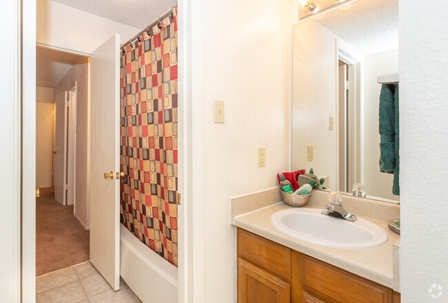 2BR 1.5.BA - 1,048 SF - Las Colinas Apartments