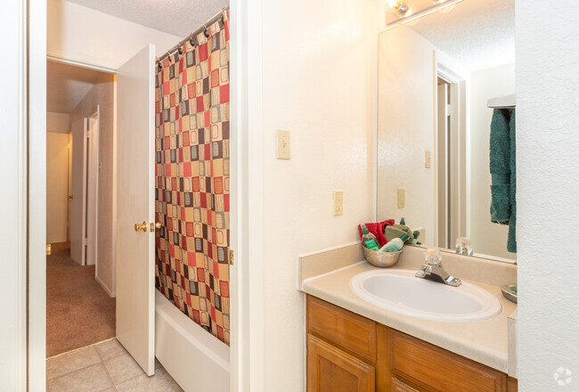 2BR 1.5.BA - 1,048 SF - Las Colinas Apts.