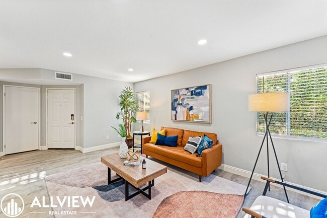 Building Photo - Beautifully Updated 2 Bed/2 Bath in Guard-...