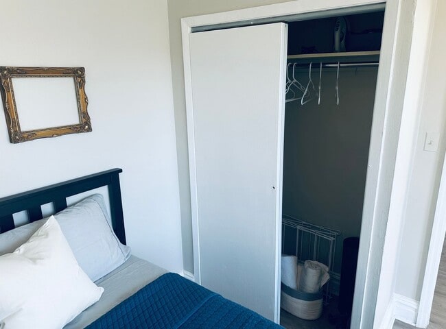 Building Photo - No-Fee Sun-Filled Top-Floor Apt (2BR/1Bath...
