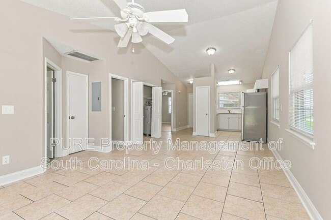 Building Photo - 9610 N Cardinal Dr