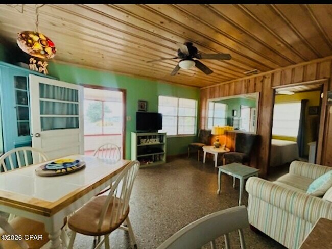 Foto del edificio - 22026 Bataan Ave