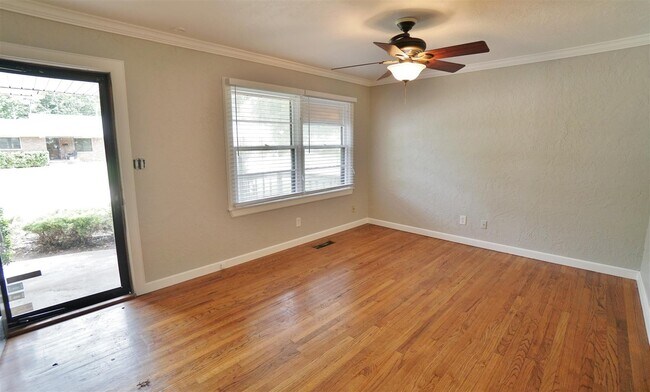 Building Photo - Charming 2 bedroom home in the center of N...