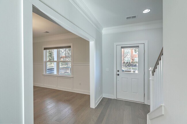 Building Photo - IMMACULATE Park Circle Home!
