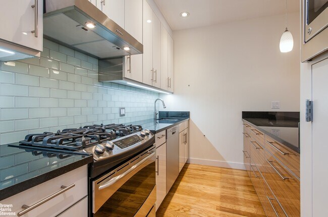 Building Photo - Big 3 Bedroom w/Private Balcony