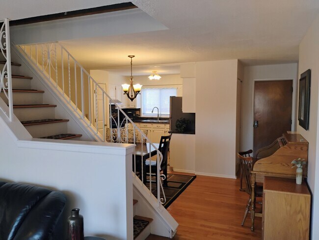 Building Photo - 553 W Park Ave