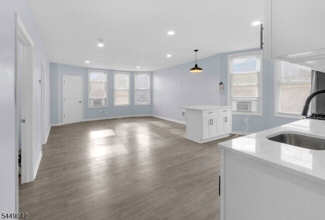 Foto del edificio - 100 Haledon Ave