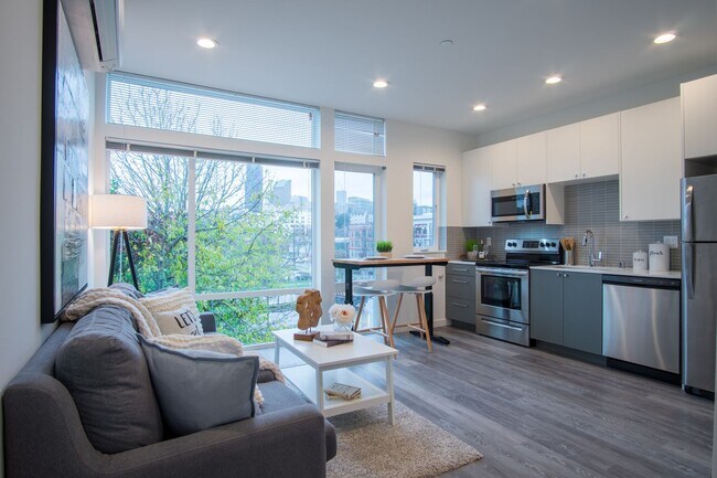 Foto del edificio - Modern 3BR/3BA Townhouse with Rooftop View...