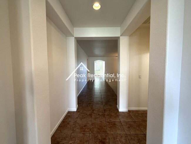 Foto del edificio - Spacious 4bd/2ba Elk Grove Home with 3-Car...