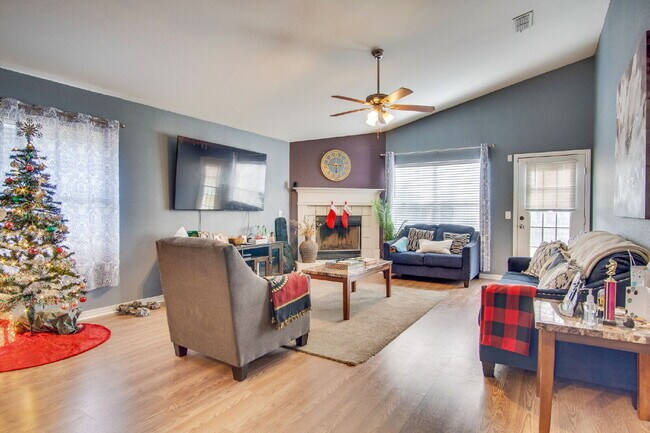 Foto del edificio - Spacious 3 Bedroom Home Minutes from Downtown Pensacola! Available February 1st