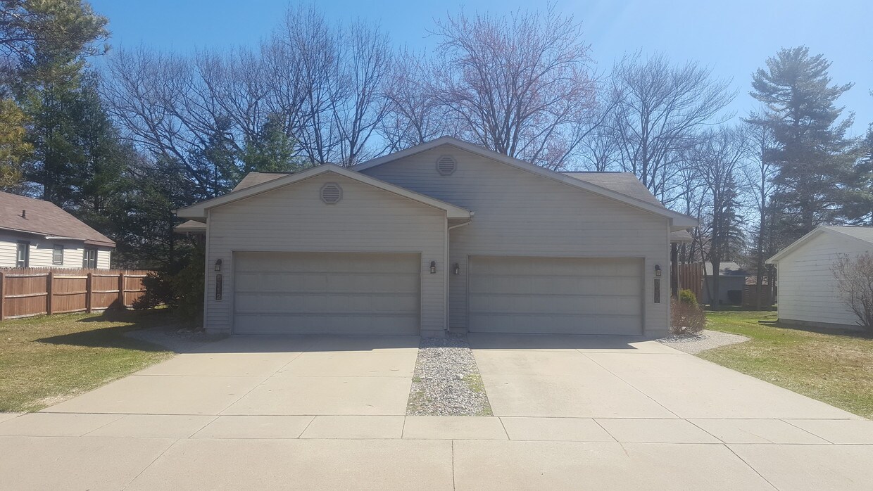 5112 Tucker St, Midland, MI 48640 Condo for Rent in Midland, MI