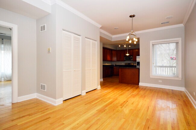 Building Photo - 1057 W Thorndale Ave
