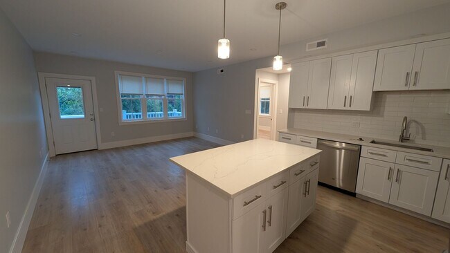 Foto del edificio - Brand New Unit for 8/1 - 2-Bed/2-Ba w/ Laundry in Unit