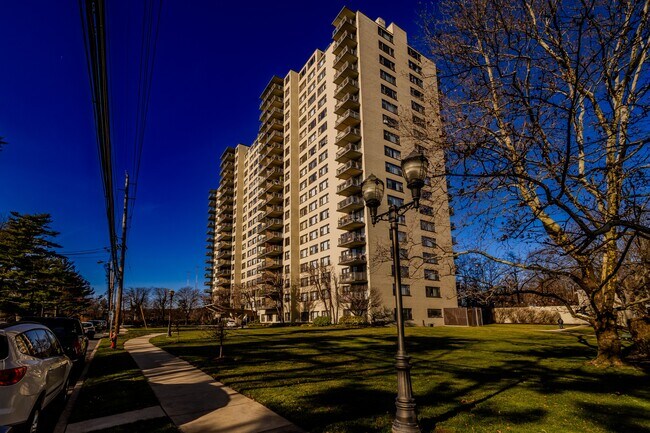 Bienvenido a Country Club Towers I, donde la vida moderna se fusiona con la comodidad. Disfrute de impresionantes vistas, espaciosas distribuciones y hermosos jardines. ¡Su casa ideal le espera! ¡Programe una visita hoy mismo para descubrirla! - Country Club Towers I and II