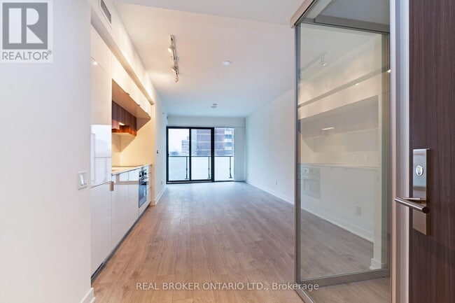 Building Photo - 185 Roehampton Ave