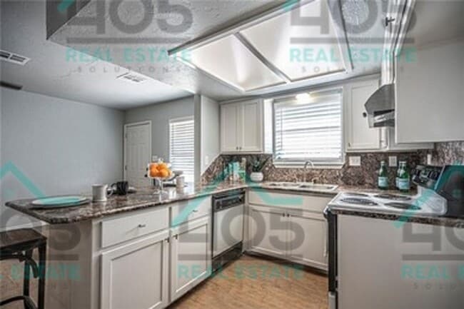 Photo - 4508 S Robinson Ave Townhome