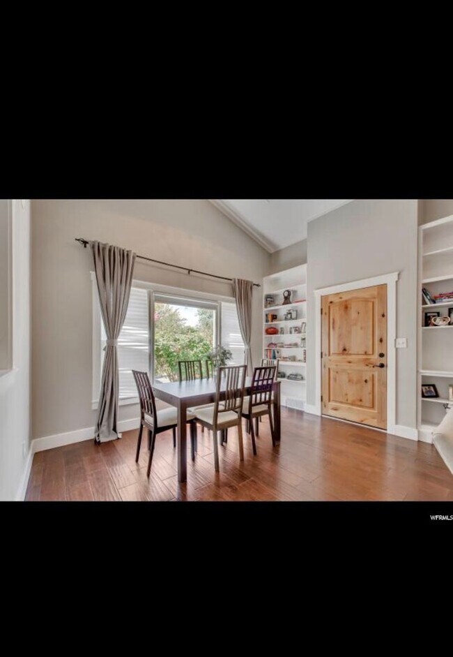 Foto del edificio - ***COMING SOON*** Beautifully Updated Two-Story Home with Detached 2-Car Garage!